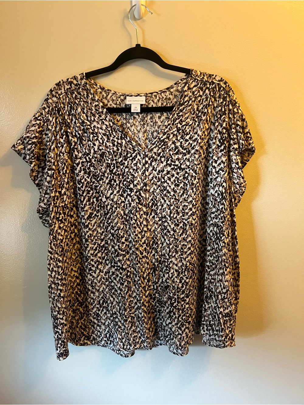 Liz Claiborne Black and White Printed V-Neck Blouse